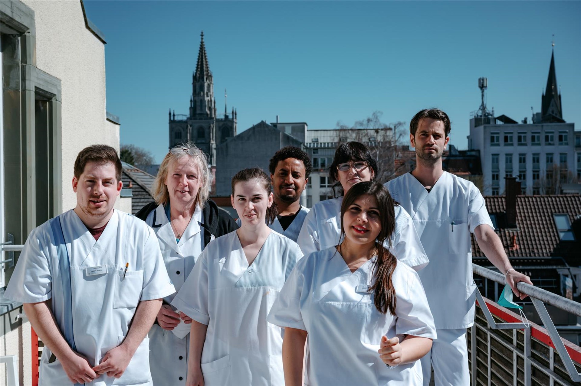 Gruppenbild von Caritas-Mitarbeitenden auf dem Balkon