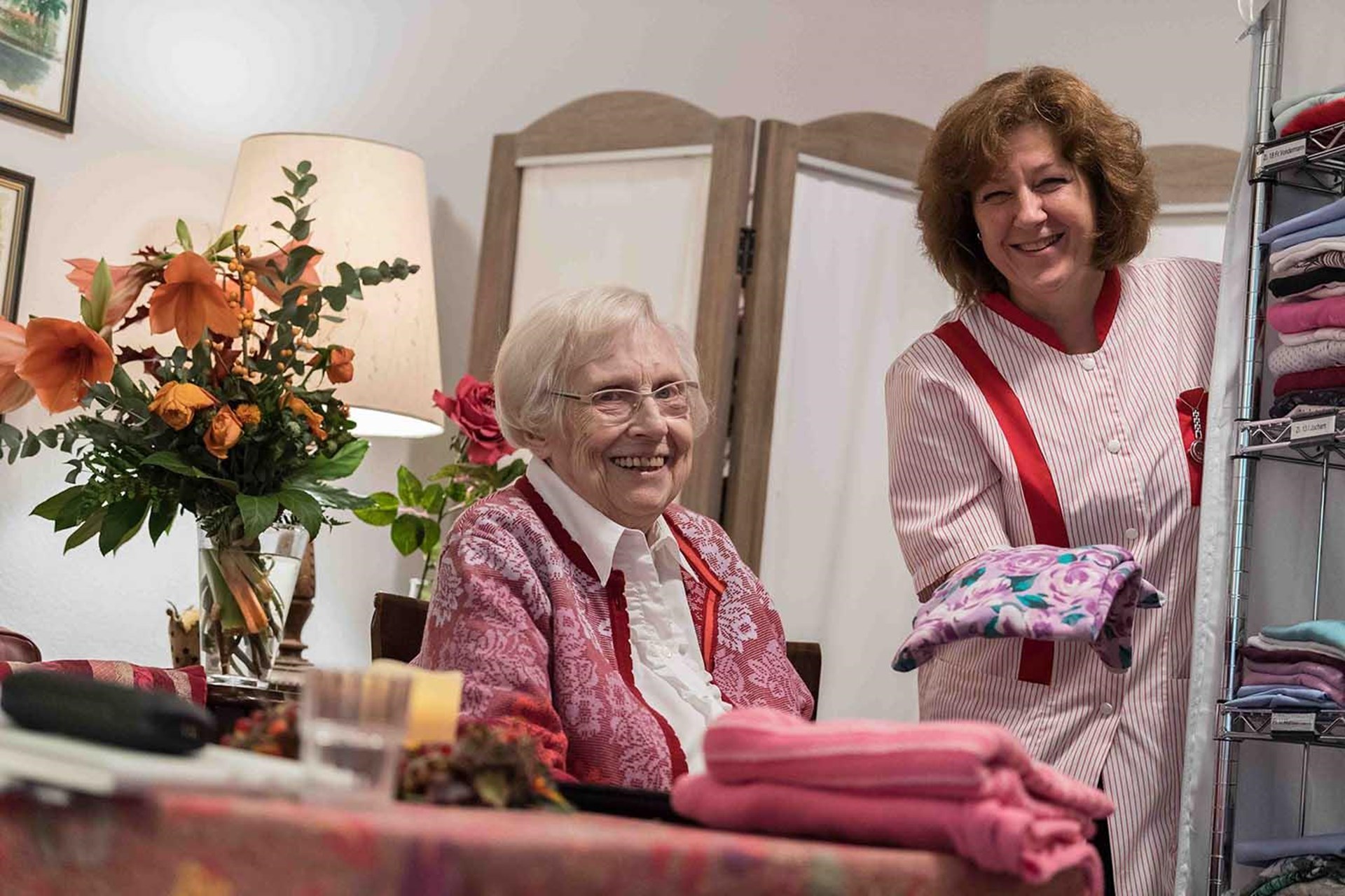 Alte Dame mit Pflegerin